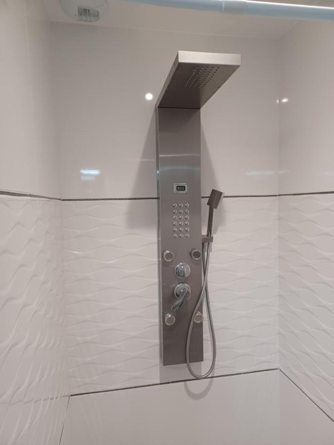 Chambre Privee/Climatisee+Tv /Petit Dejeuner Inclu/Tout Confort نيفي المظهر الخارجي الصورة